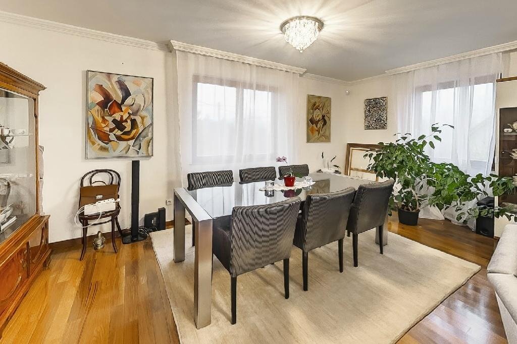 Modern étkező parkettával, kristálycsillárral és vitrinnel