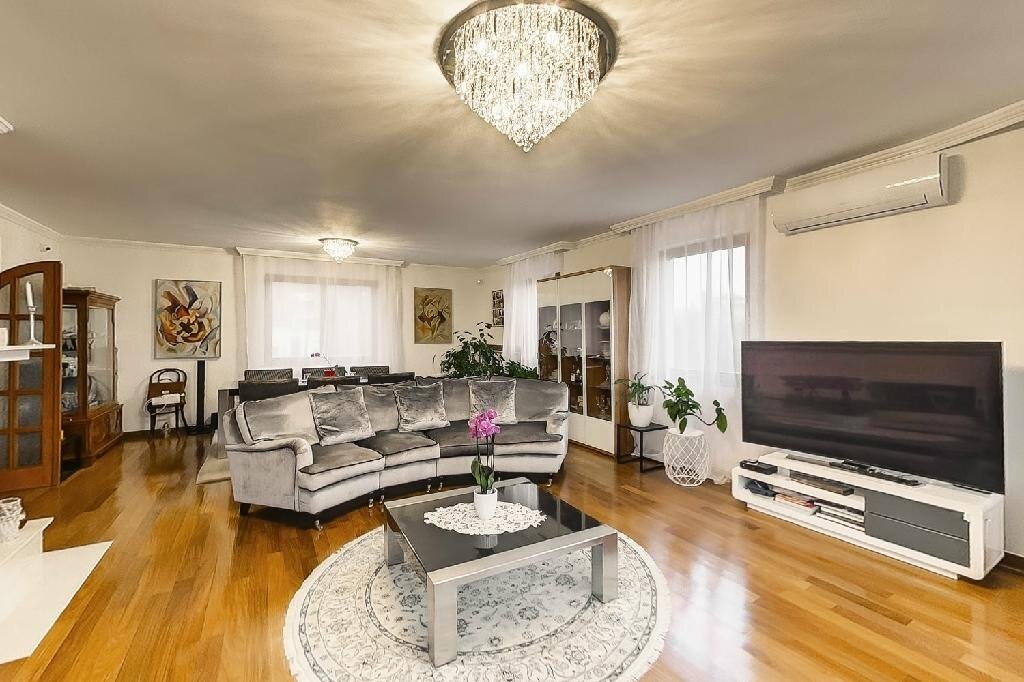 Tágas, világos nappali parkettával, kristálycsillárral és nagy ablakokkal - eladó panorámás családi ház, Budafok, Budapest XXII. kerület