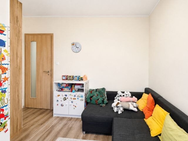 Világos gyerekszoba laminált padlóval