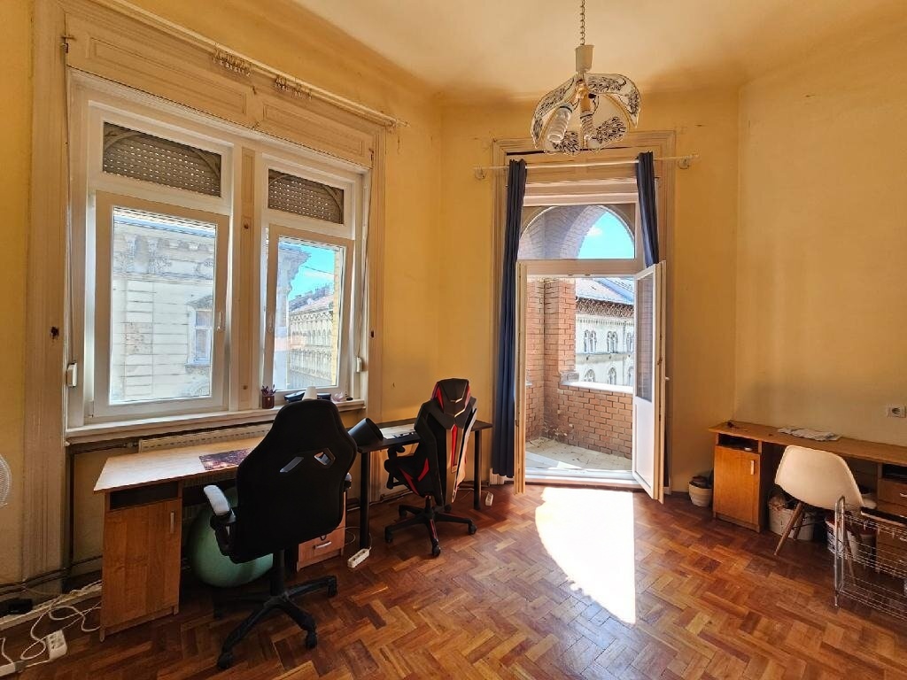 Szoba nagyméretű ablakokkal és erkélyajtóval
