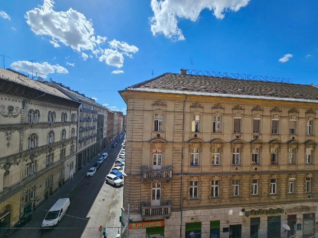 Kilátás a klasszikus homlokzatú épületekkel szegélyezett utcára