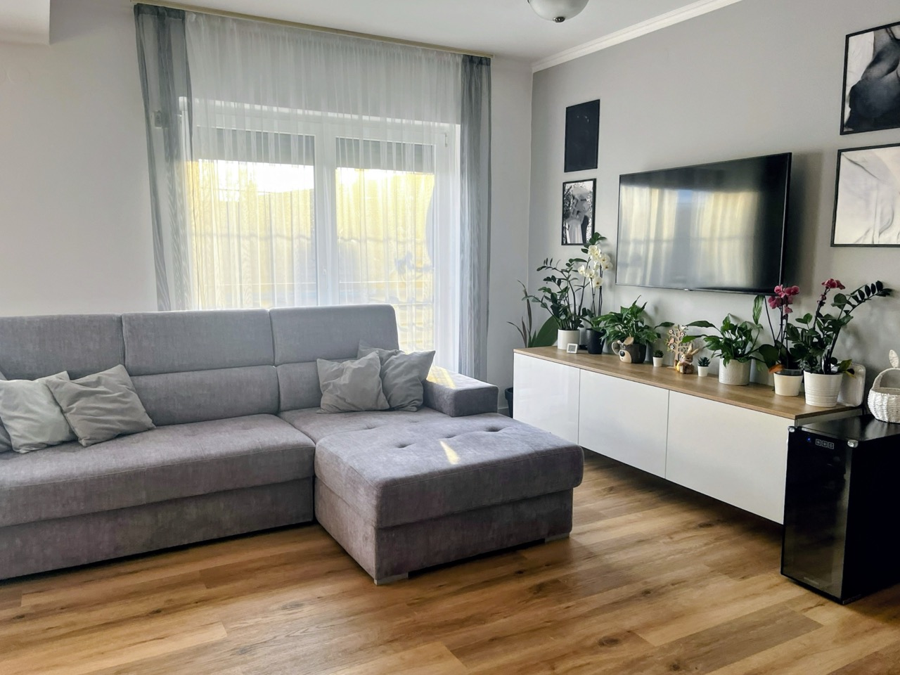 Nappali sarokkanapéval és TV-vel
