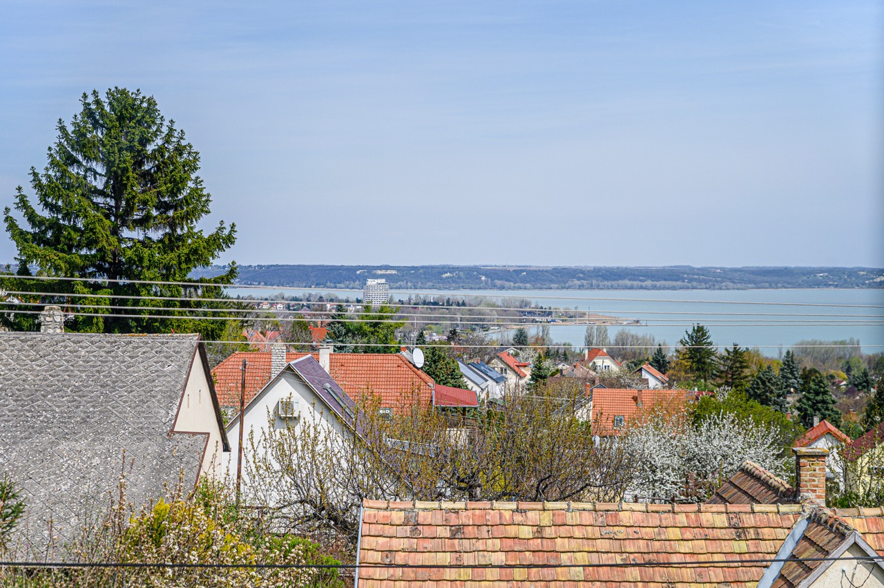 Panorámás kilátás a Balatonra és a környező településre napos időben