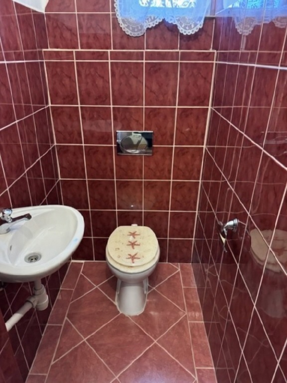 Külön WC kézmosóval