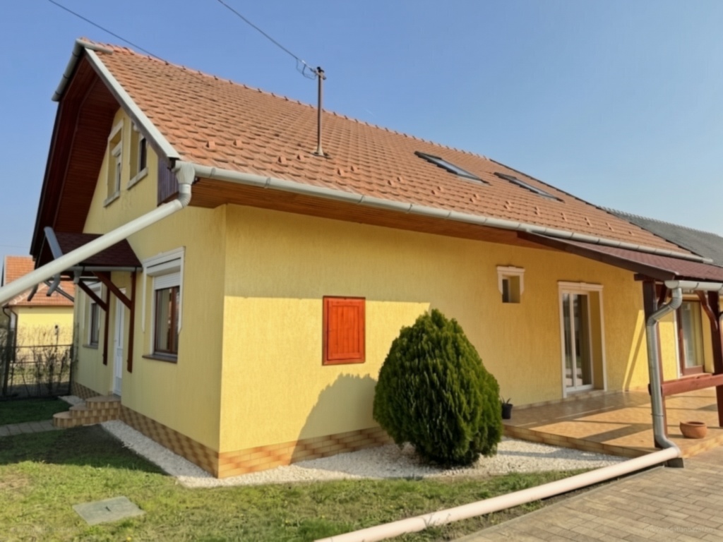 Sárga homlokzatú családi ház cseréptetővel, fedett terasszal és gondozott előkerttel - Békéscsaba, Gerla