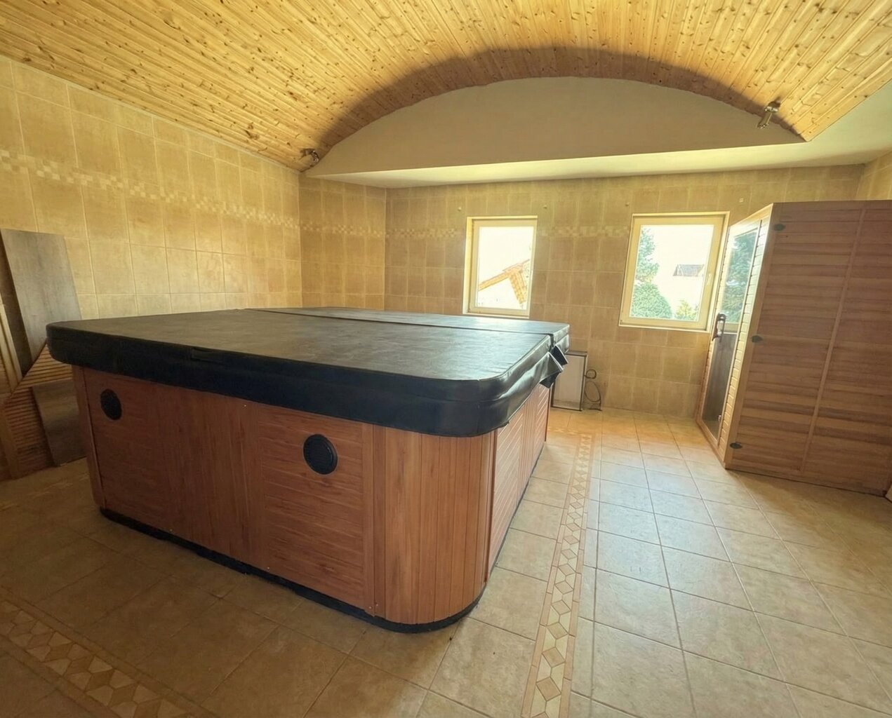 Wellnessrészleg jakuzzival és szaunával
