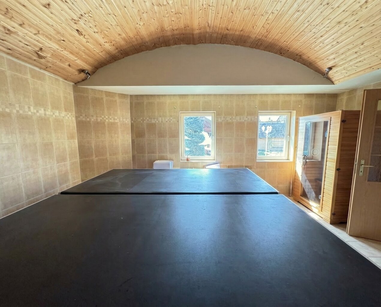 Wellness: letakart jakuzzi és szaunakabin boltíves famennyezet alatt