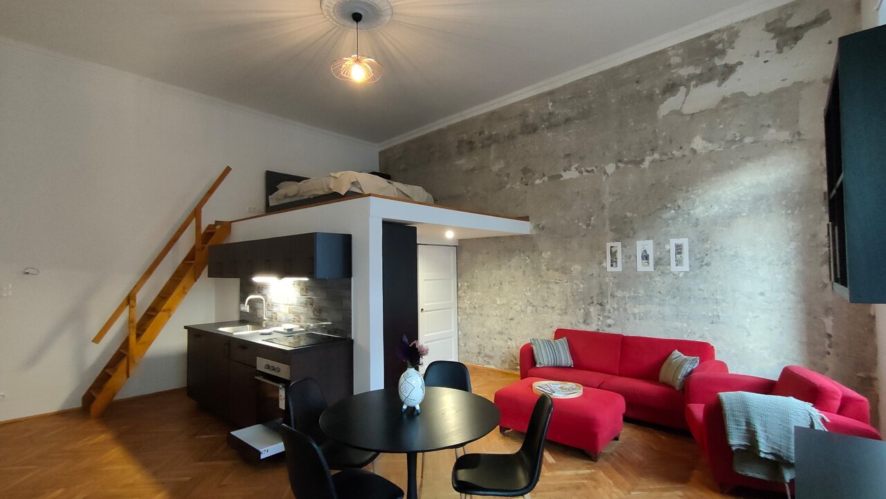 Loft stílusú nappali galériaággyal