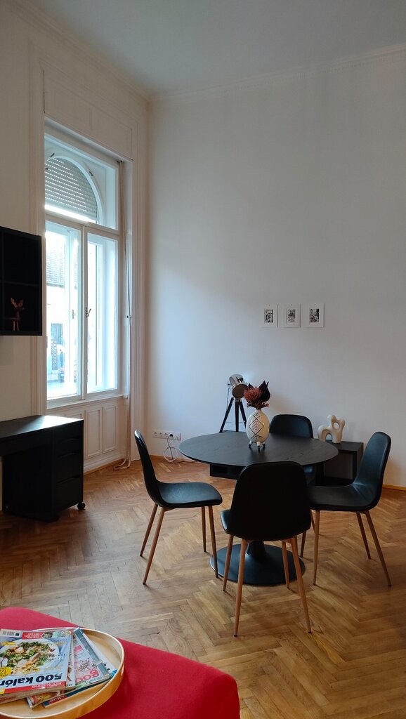 Modern étkező halszálka parkettával