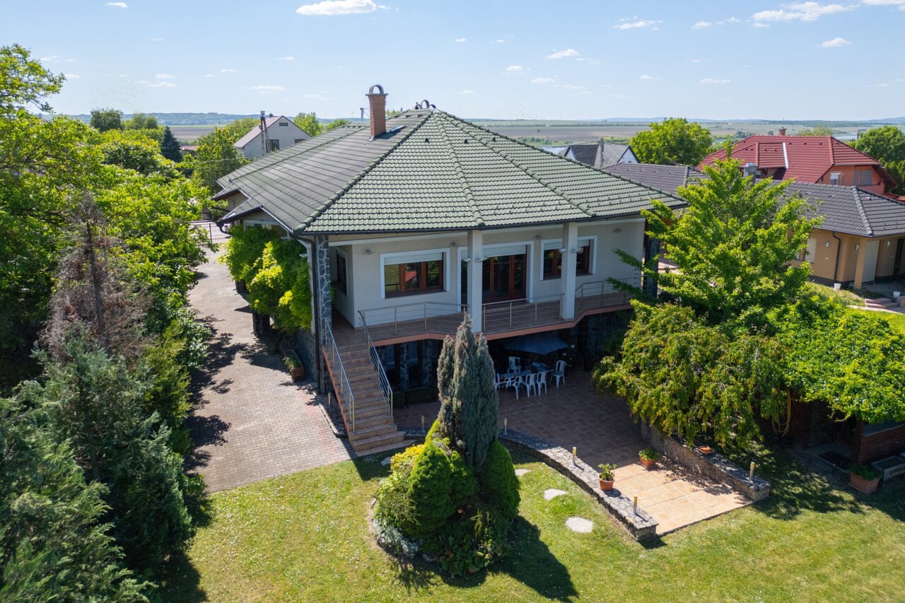 A biatorbágyi családi ház panorámás terasza és parkosított kertje
