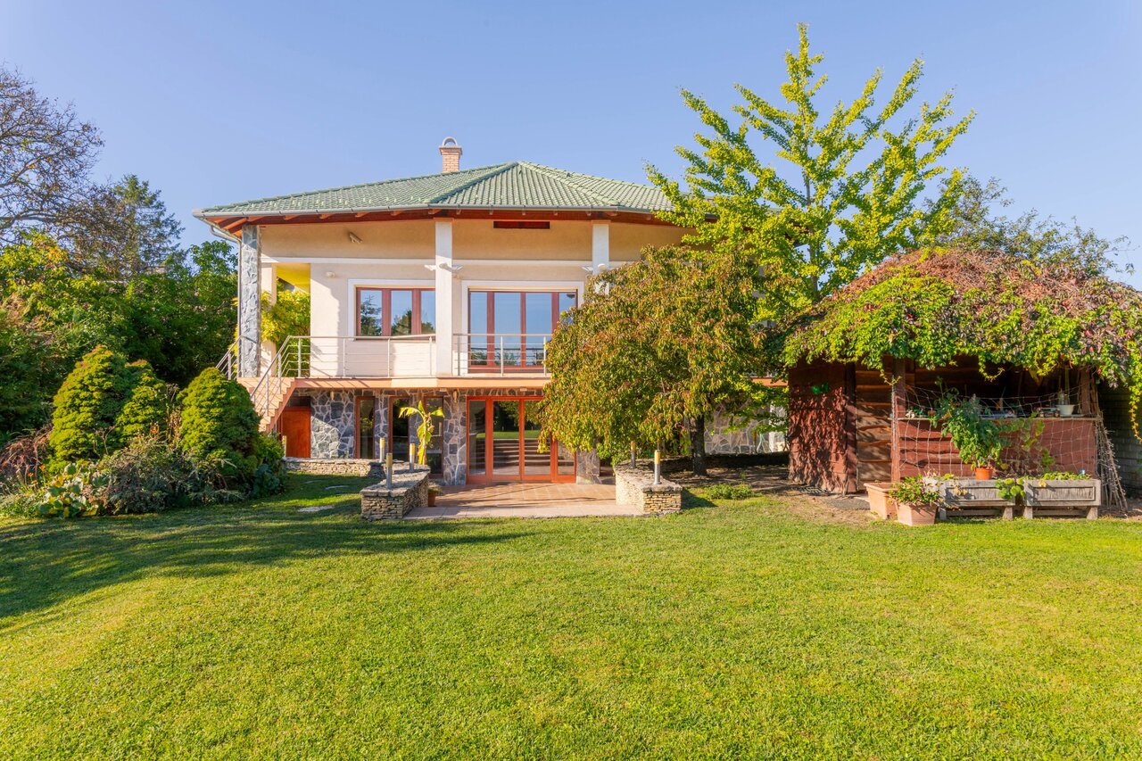 Családi ház zöld tetővel és panorámás terasszal