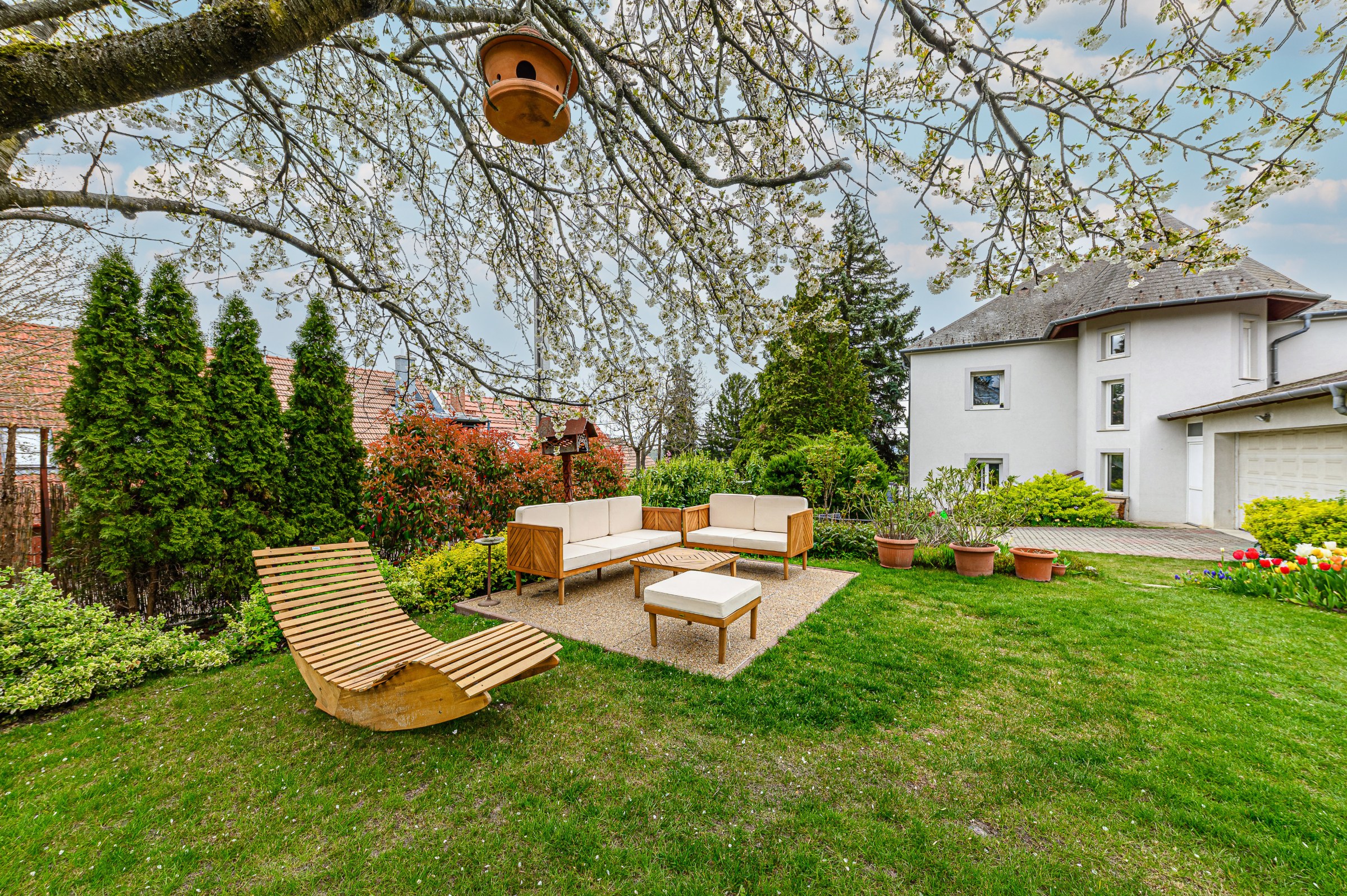 Háromszintes villa Remetekertvárosban - 273 m² parkosított telken
