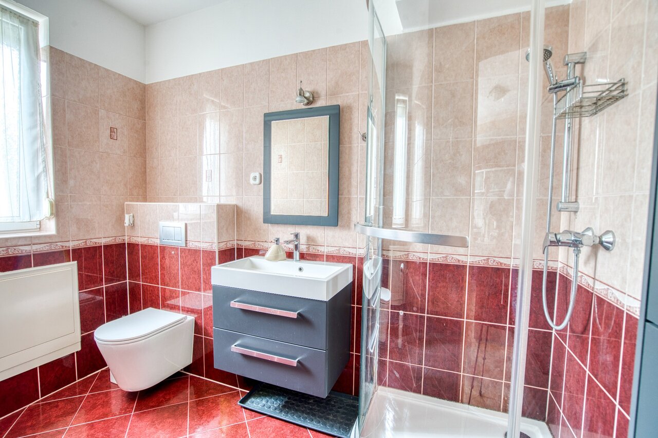 Földszinti fürdőszoba fali WC-vel és zuhanykabinnal - Dunaharaszti, Bezerédi-lakópark