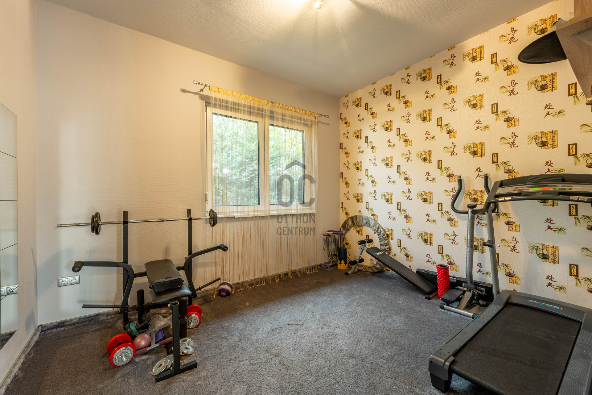 Fitneszterem súlyzókkal és futópaddal