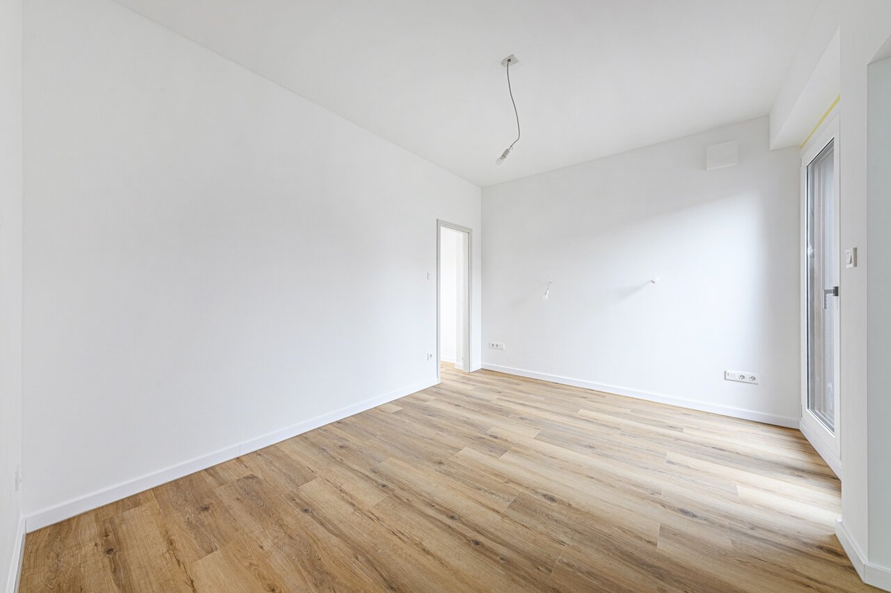 Világos szoba modern laminált padlóval