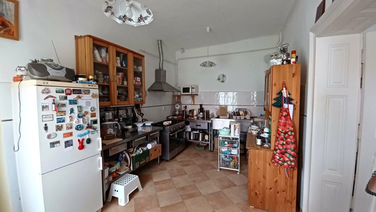 Funkcionális konyha fa szekrényekkel és csempézett padlóval