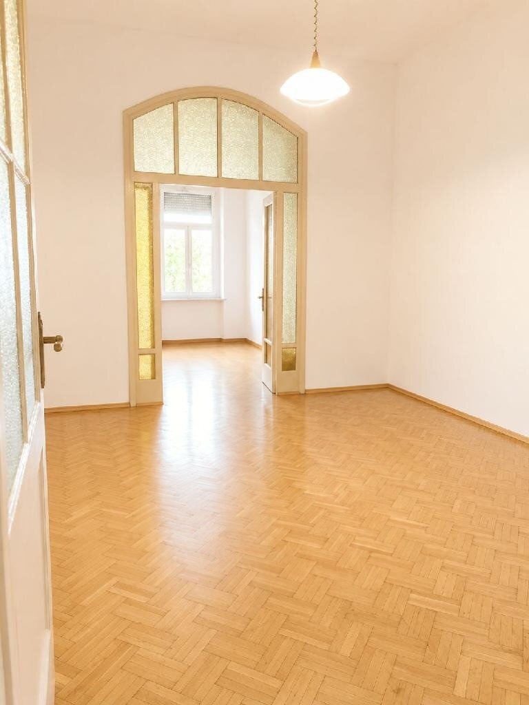 Halszálka parkettás szoba íves, üvegezett kétszárnyú ajtóval - eladó lakás, Józsefváros