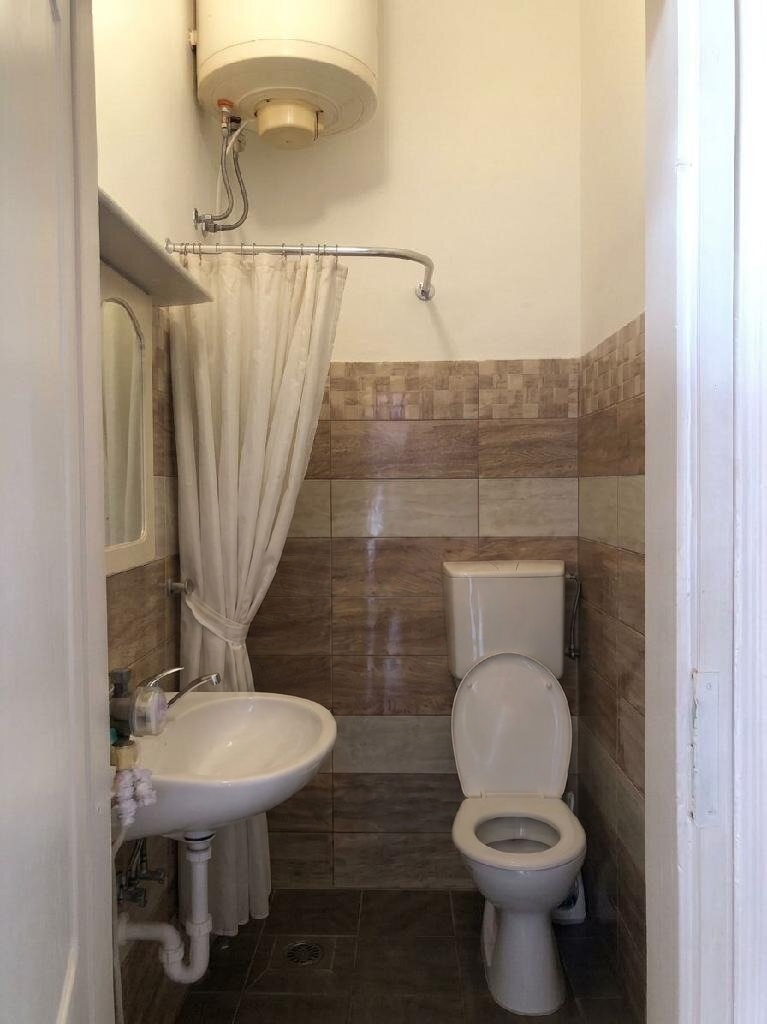 Kompakt fürdőszoba zuhanyzóval, WC-vel, mosdóval és bojlerrel