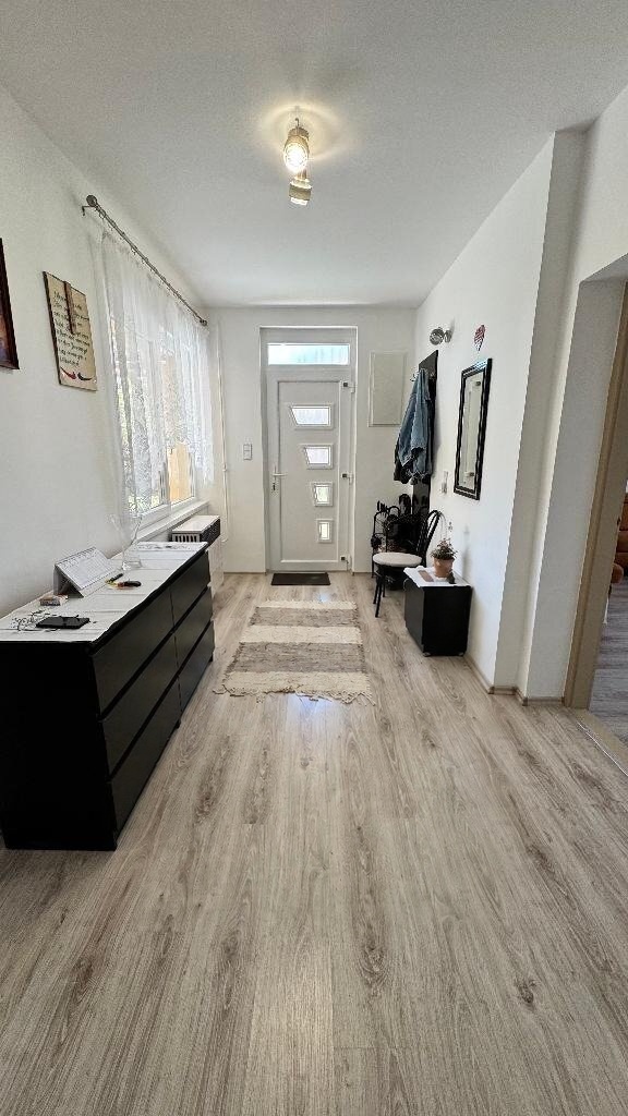 Előtér bejárati ajtóval, komóddal és tükörrel