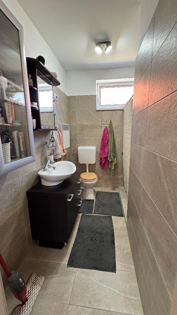 Felújított fürdőszoba WC-vel és mosdóval