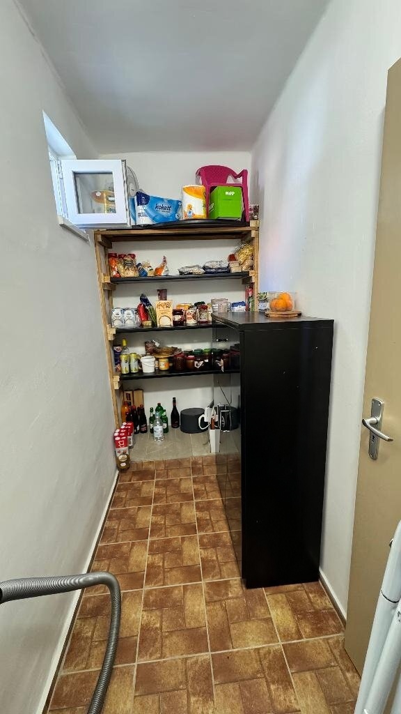 Kamra fa polcrendszerrel