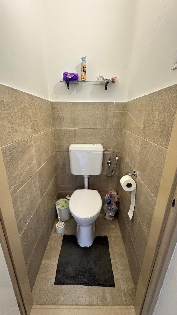 Külön WC csempeburkolattal
