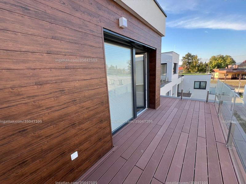 Privát 18 m²-es terasz üvegkorláttal és tolóajtóval