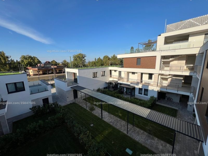 Liget Residence modern épület homlokzata nagy üvegfelületekkel