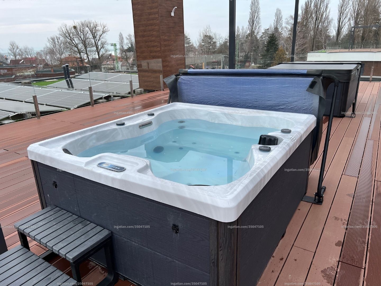 Jakuzzi tetőteraszon napelemekkel