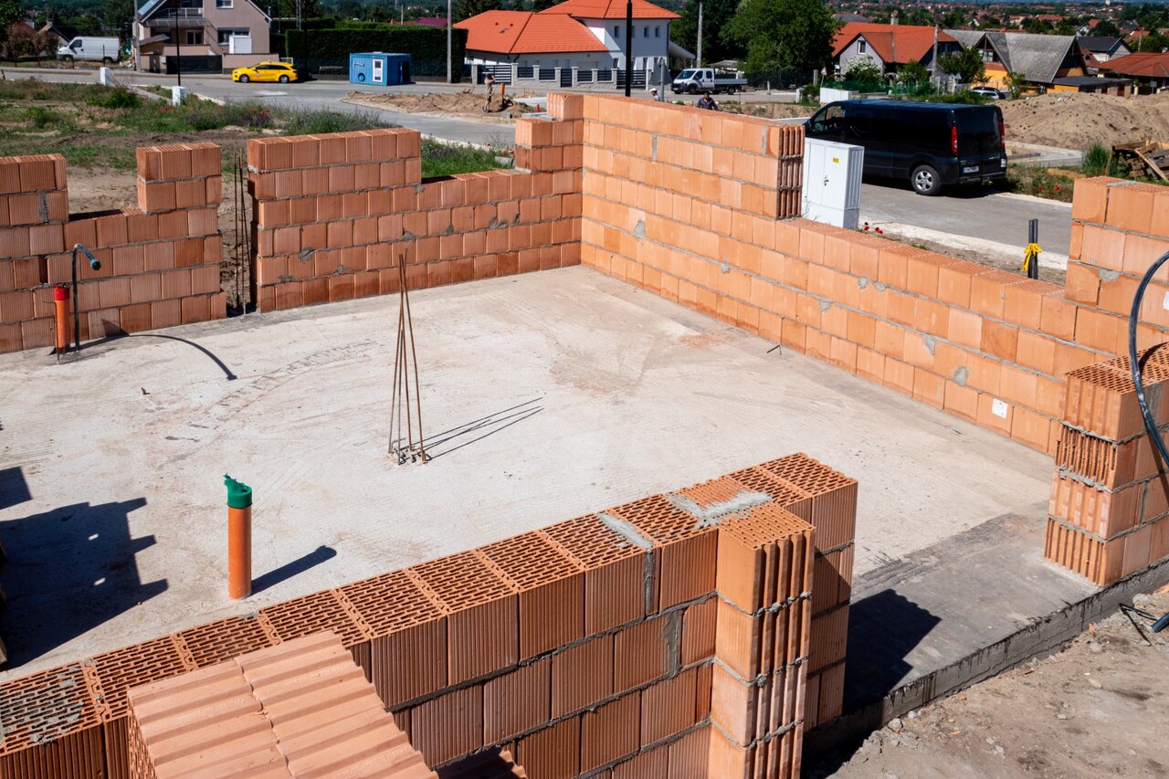 Fót Csillagdomb - építkezés, szerkezetkész állapot, Porotherm téglafal