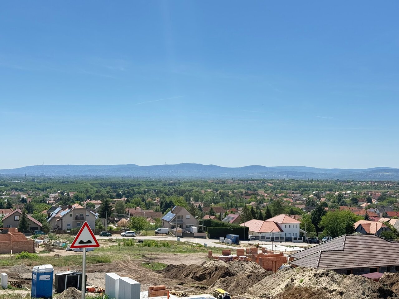 Fót Csillagdomb - panorámás kilátás az építési területről a környező lakóövezetre és a távoli hegyekre