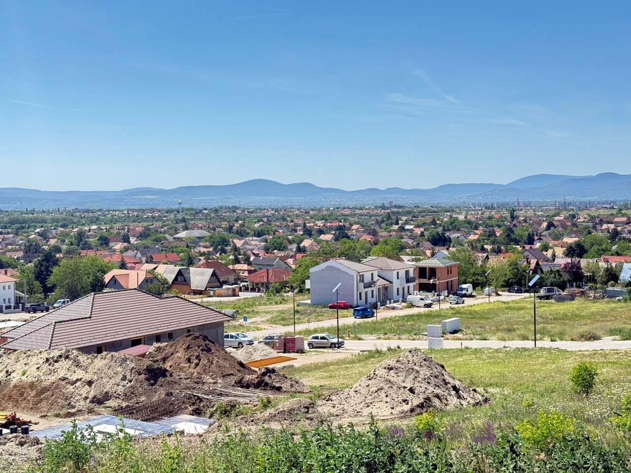 Fót Csillagdomb - panorámás kilátás a fejlődő lakóövezetre, új építésű házakra és a háttérben húzódó hegyekre