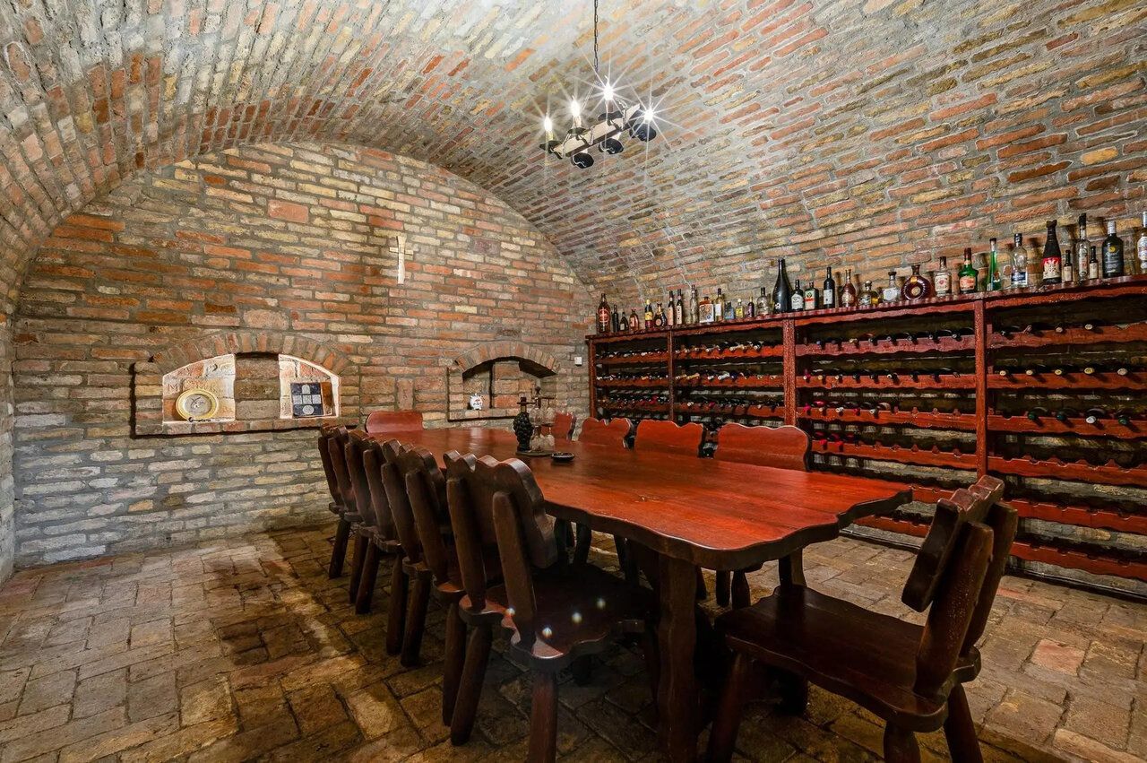 Hangulatos boltíves téglapince borospince