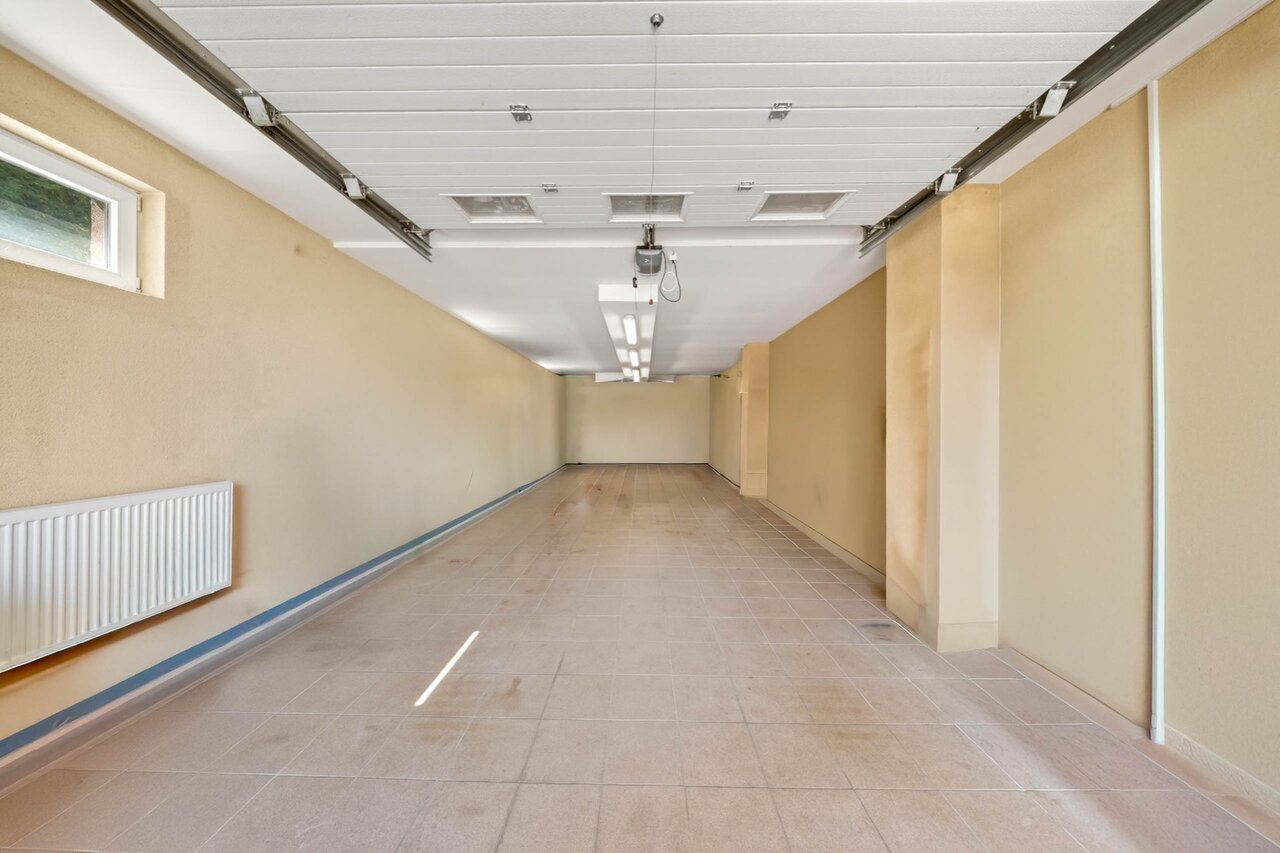Tágas, 52 m²-es fűtött garázs radiátorral és garázskapuval