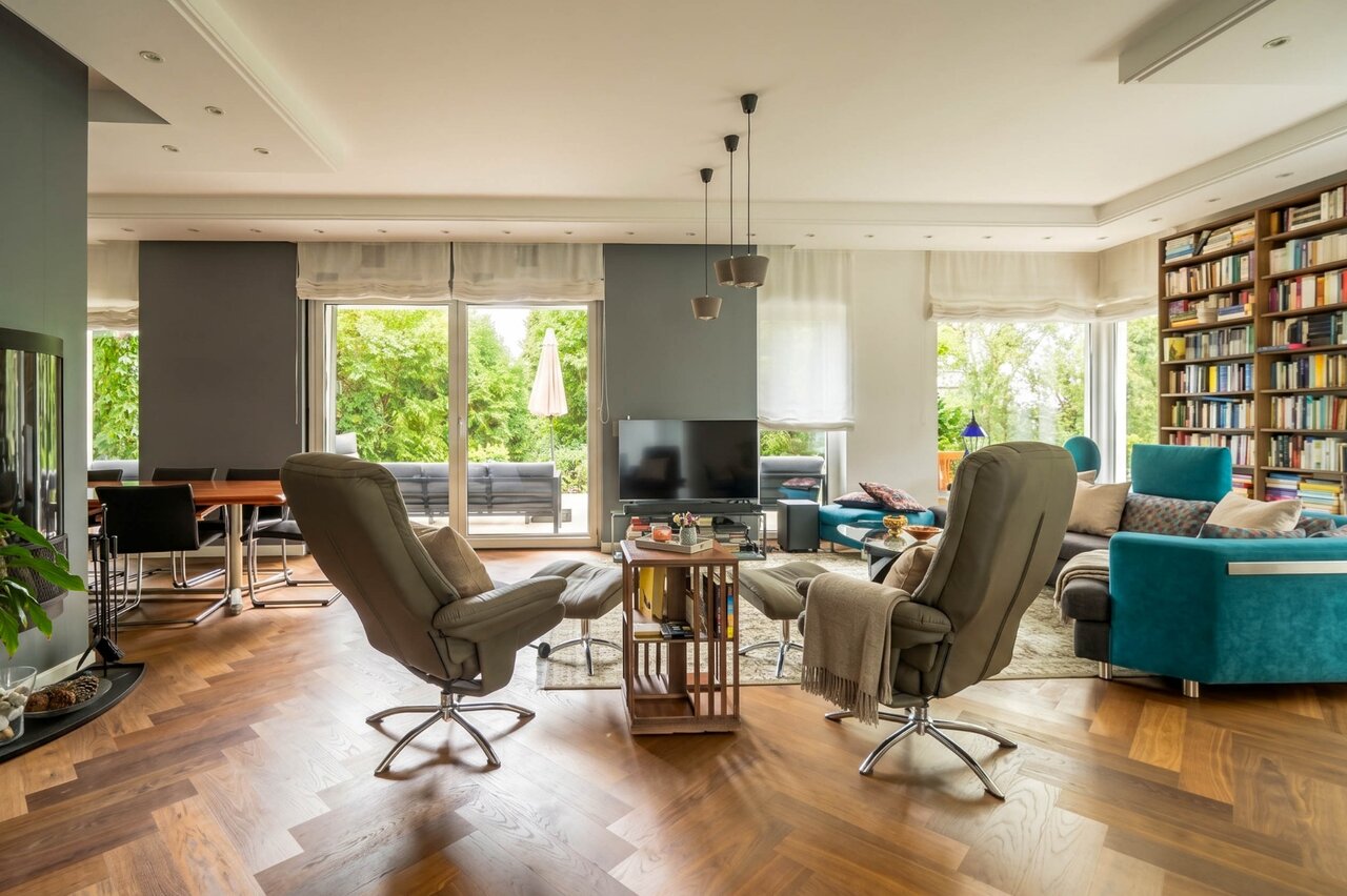 Elegáns nappali nagy ablakokkal és teraszkapcsolattal