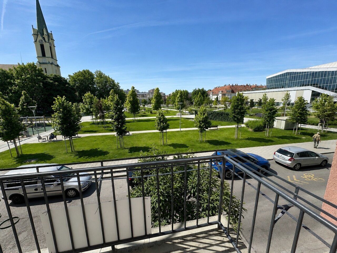 Erkély - parkra és templomra néző kilátás