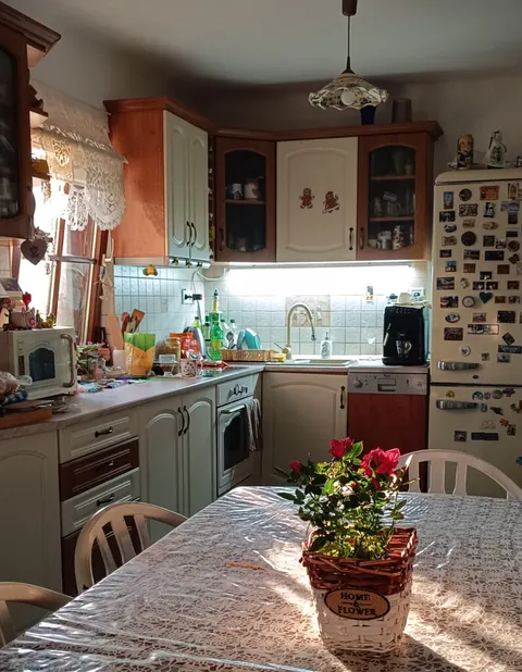 Világos, otthonos konyha étkezőasztallal