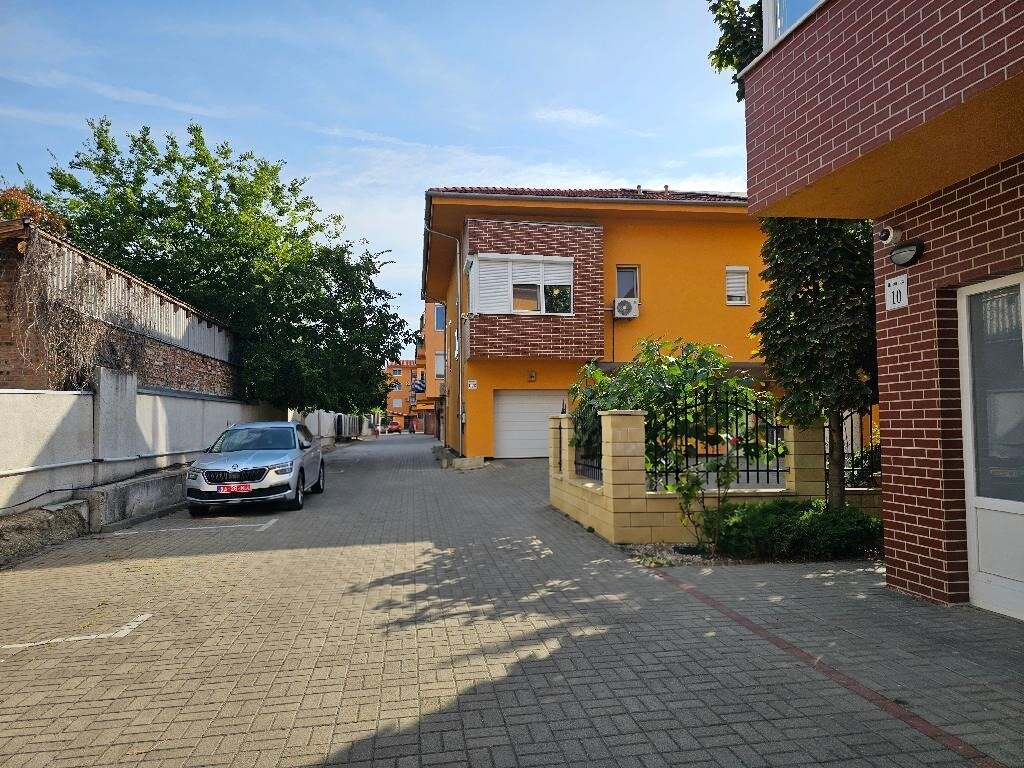 Modern lakóövezet térkövezett belső úttal és gondozott előkertekkel - Óhegy, Budapest X. kerület