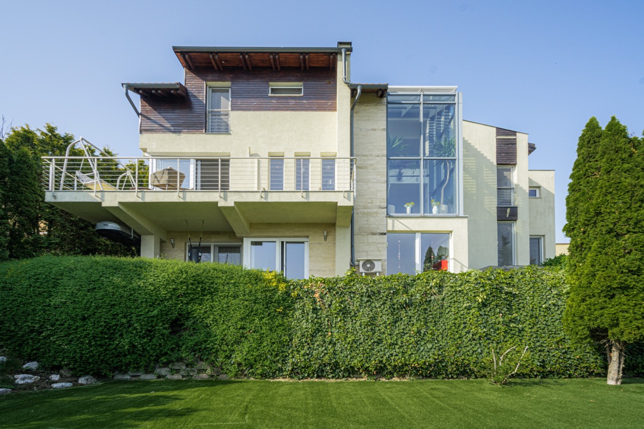 Modern homlokzat