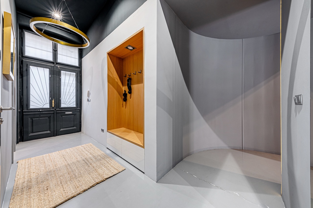Modern luxus előszoba beépített fa fülkével és design lámpával