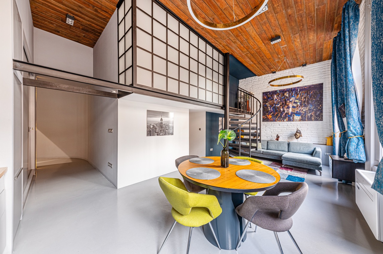 Loft nappali fa mennyezettel, galériával és téglafallal