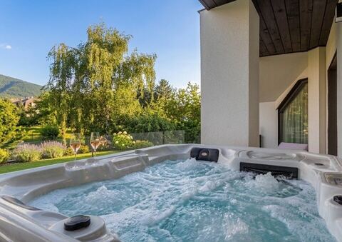 Jacuzzi a panorámás teraszon a budai hegyekre néző kilátással