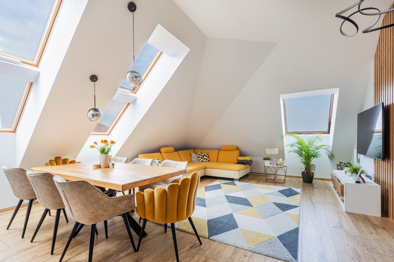 Tetőtéri nappali modern bútorokkal és tetőablakokkal