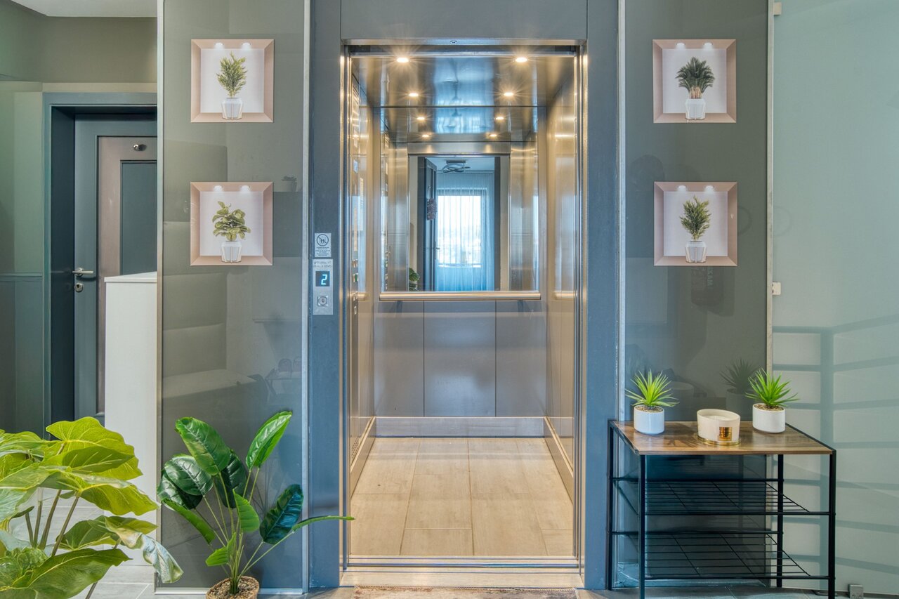 Elegáns előszoba privát lifttel