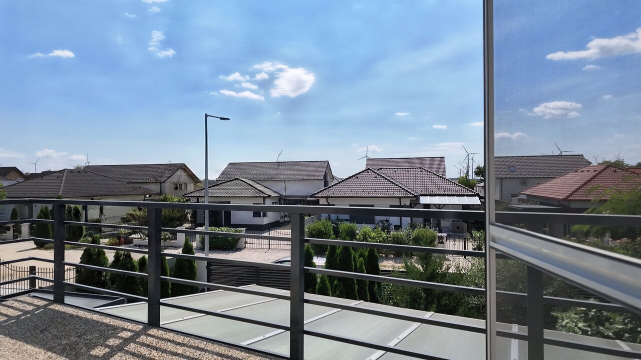 Kilátás a 34 m²-es panorámás emeleti teraszról a rendezett lakóövezetre