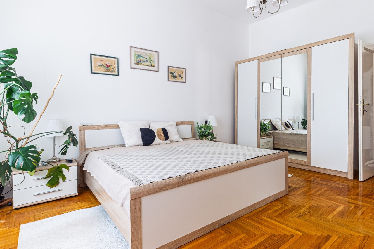 Modern hálószoba tükrös gardróbszekrénnyel