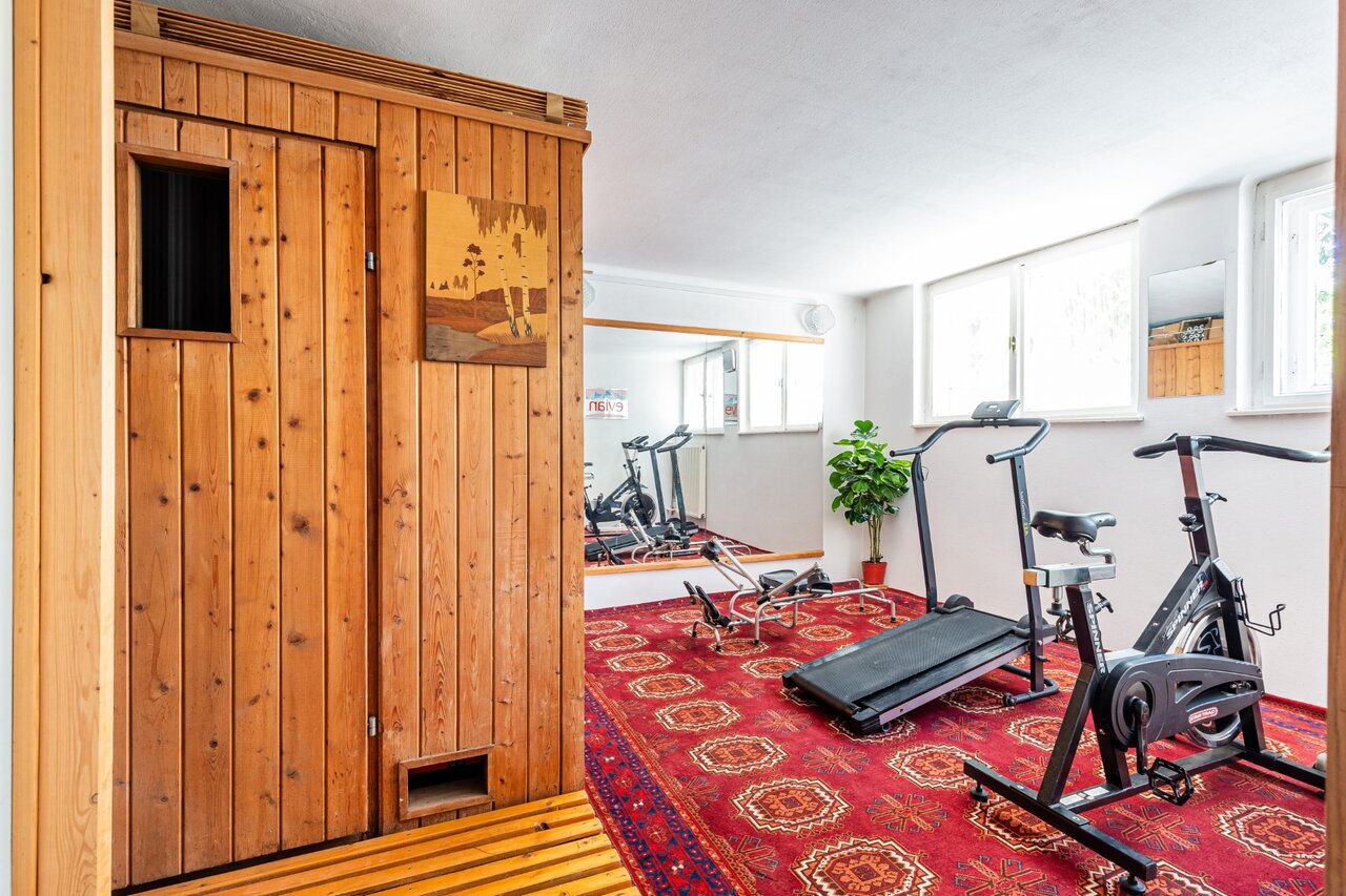 Wellness és fitneszterem szaunával
