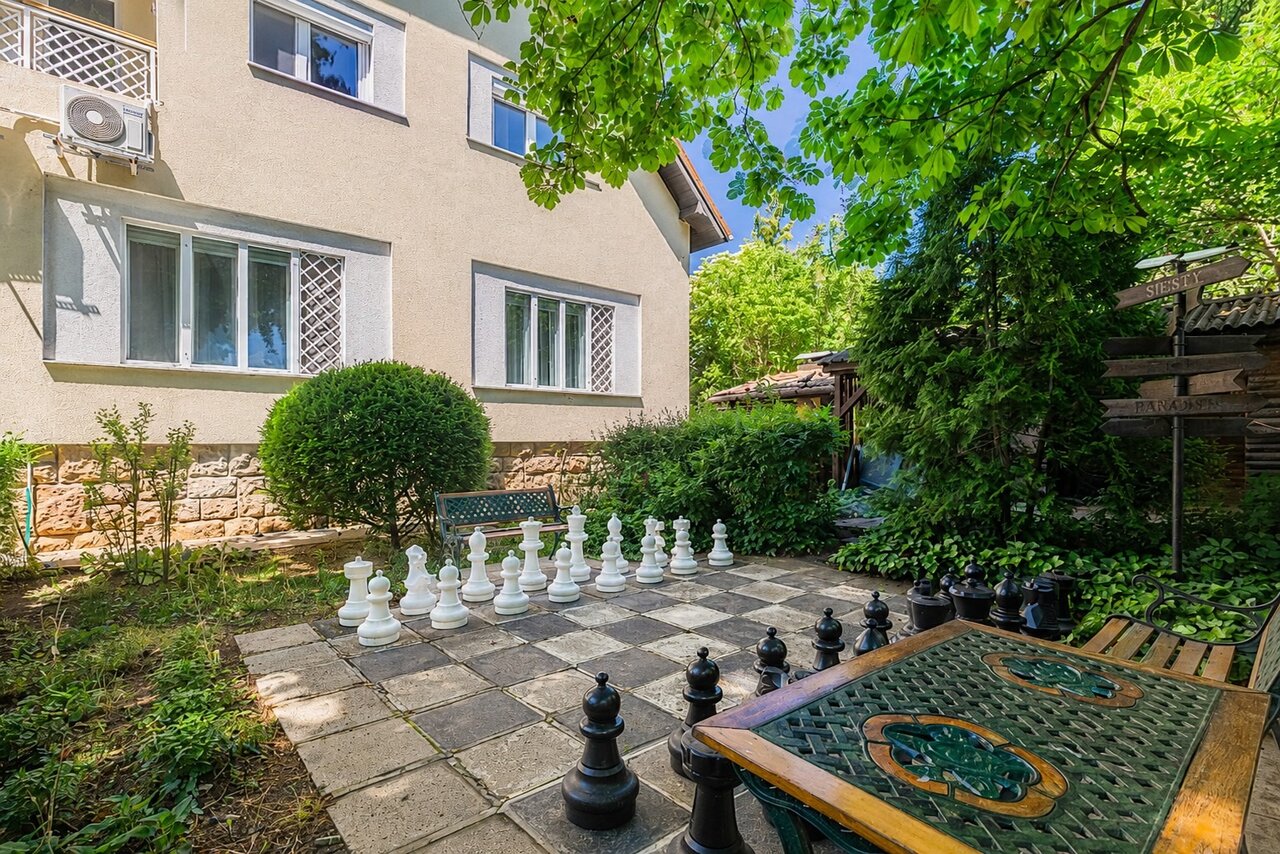 Kert óriás sakk készlettel a villa mellett
