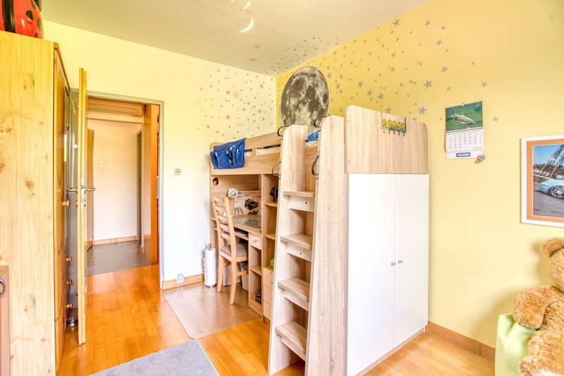 Gyerekszoba helytakarékos emeletes ággyal és csillagos-holdas faldekorációval