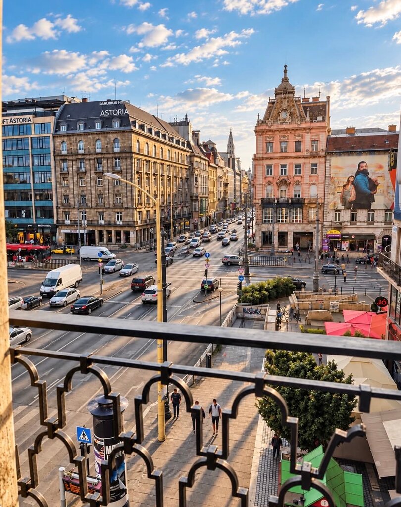 Kilátás a franciaerkélyről az Astoria kereszteződésére és a Rákóczi út klasszikus épületeire